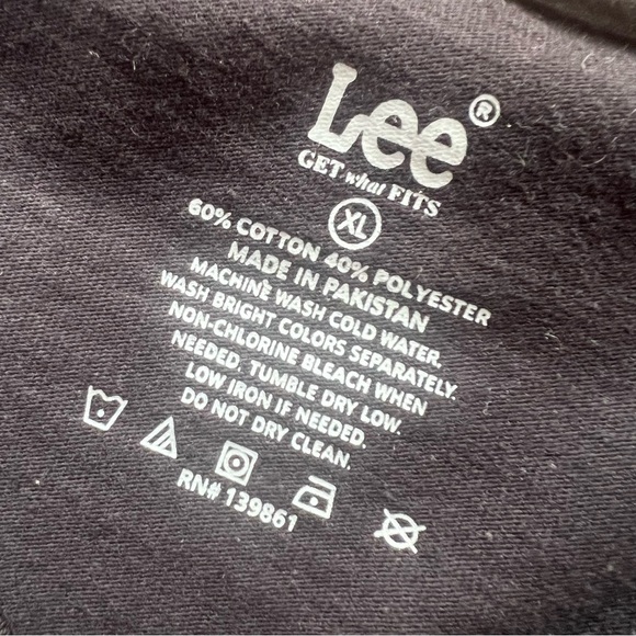 NWOT classic Lee jeans vneck tee - Picture 11 of 12